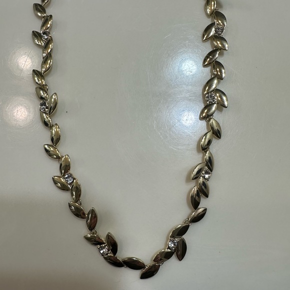🌺 2/$20 Ann Taylor vine Leafed Statement Necklace gold like new - Picture 3 of 4